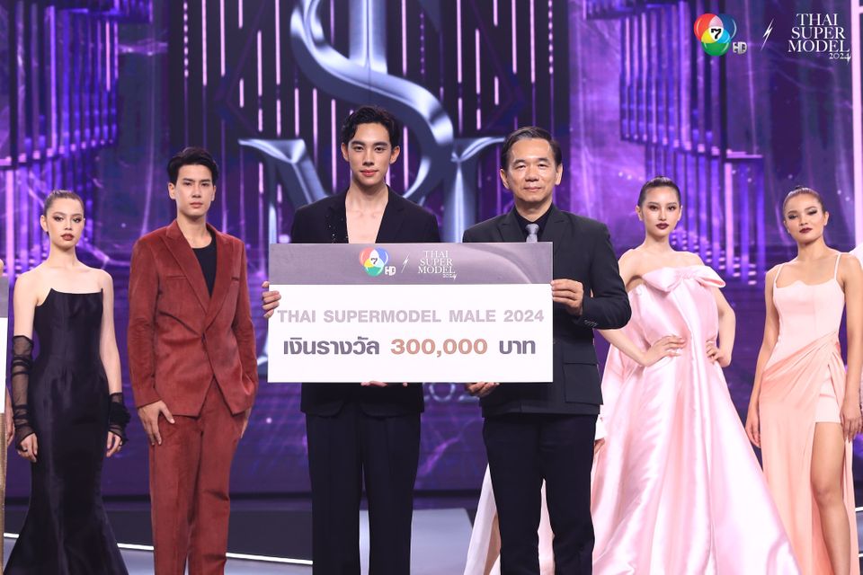 ภาพบรรยากาศแสดงความยินดีกับ TSM 27 ดีแลนด์ เดโชชัย ธิติอภิธาน ผู้ได้รับตำแหน่ง THAI SUPERMODEL MALE 2024
